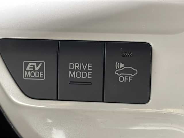 トヨタ プリウス A 沖縄県 2017(平29)年 3.6万km スティールブロンドM 県外仕入れ　/禁煙車　/社外９インチナビ[X9V]　/（フルセグＴＶ　ＣＤ　ＤＶＤ　Ｂｌｕｅｔｏｏｔｈ）/バックカメラ/ブラインドスポットモニター　/ヘッドアップディスプレイ/ビルトインＥＴＣ　/前方ドライブレコーダー　/Toyota Safety Sense/・プリクラッシュセーフティセンス/・レーンディパーチャーアラート/・オートマチックハイビーム/ステアリングスイッチ/LEDヘッドライト/スマートキー