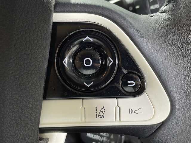 トヨタ プリウス A 沖縄県 2017(平29)年 3.6万km スティールブロンドM 県外仕入れ　/禁煙車　/社外９インチナビ[X9V]　/（フルセグＴＶ　ＣＤ　ＤＶＤ　Ｂｌｕｅｔｏｏｔｈ）/バックカメラ/ブラインドスポットモニター　/ヘッドアップディスプレイ/ビルトインＥＴＣ　/前方ドライブレコーダー　/Toyota Safety Sense/・プリクラッシュセーフティセンス/・レーンディパーチャーアラート/・オートマチックハイビーム/ステアリングスイッチ/LEDヘッドライト/スマートキー