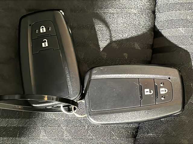 トヨタ プリウス A 沖縄県 2017(平29)年 3.6万km スティールブロンドM 県外仕入れ　/禁煙車　/社外９インチナビ[X9V]　/（フルセグＴＶ　ＣＤ　ＤＶＤ　Ｂｌｕｅｔｏｏｔｈ）/バックカメラ/ブラインドスポットモニター　/ヘッドアップディスプレイ/ビルトインＥＴＣ　/前方ドライブレコーダー　/Toyota Safety Sense/・プリクラッシュセーフティセンス/・レーンディパーチャーアラート/・オートマチックハイビーム/ステアリングスイッチ/LEDヘッドライト/スマートキー