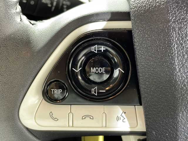 トヨタ プリウス A 沖縄県 2017(平29)年 3.6万km スティールブロンドM 県外仕入れ　/禁煙車　/社外９インチナビ[X9V]　/（フルセグＴＶ　ＣＤ　ＤＶＤ　Ｂｌｕｅｔｏｏｔｈ）/バックカメラ/ブラインドスポットモニター　/ヘッドアップディスプレイ/ビルトインＥＴＣ　/前方ドライブレコーダー　/Toyota Safety Sense/・プリクラッシュセーフティセンス/・レーンディパーチャーアラート/・オートマチックハイビーム/ステアリングスイッチ/LEDヘッドライト/スマートキー