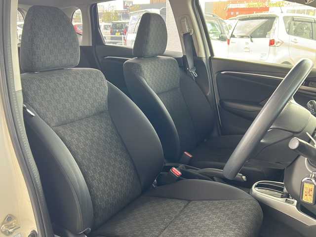 ホンダ フィット 13G Fパッケージ 岐阜県 2016(平28)年 6万km プレミアムホワイトパールⅡ /社外メモリナビ(AVIC-RZ33)/(USB/SD/TV/DVD/CD)//バックカメラ//前方ドライブレコーダー//ＥＴＣ//ＬＥＤヘッドライト//スマートキー//スペアキーx1//フロアマット//ＥＣＯＮ