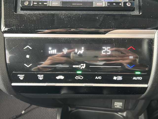 ホンダ フィット 13G Fパッケージ 岐阜県 2016(平28)年 6万km プレミアムホワイトパールⅡ /社外メモリナビ(AVIC-RZ33)/(USB/SD/TV/DVD/CD)//バックカメラ//前方ドライブレコーダー//ＥＴＣ//ＬＥＤヘッドライト//スマートキー//スペアキーx1//フロアマット//ＥＣＯＮ