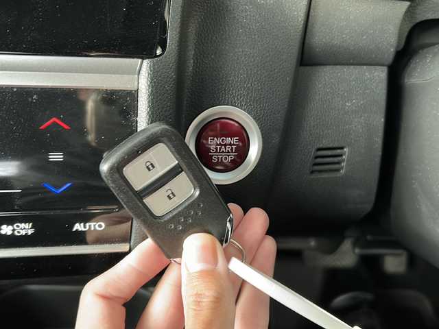 ホンダ フィット 13G Fパッケージ 岐阜県 2016(平28)年 6万km プレミアムホワイトパールⅡ /社外メモリナビ(AVIC-RZ33)/(USB/SD/TV/DVD/CD)//バックカメラ//前方ドライブレコーダー//ＥＴＣ//ＬＥＤヘッドライト//スマートキー//スペアキーx1//フロアマット//ＥＣＯＮ