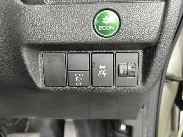 ホンダ フィット 13G Fパッケージ 岐阜県 2016(平28)年 6万km プレミアムホワイトパールⅡ /社外メモリナビ(AVIC-RZ33)/(USB/SD/TV/DVD/CD)//バックカメラ//前方ドライブレコーダー//ＥＴＣ//ＬＥＤヘッドライト//スマートキー//スペアキーx1//フロアマット//ＥＣＯＮ