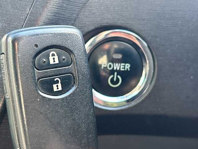 トヨタ プリウス S 鹿児島県 2010(平22)年 17.9万km スーパーホワイトⅡ セーフティセンス/社外ナビ/　　CD/DVD/BT/ワンセグ/バックカメラ/社外15インチアルミホイール/ステアリングスイッチ/アイドリングストップ/ISOFIX/スマートキー/ETC