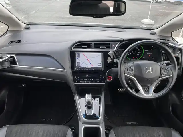 ホンダ シャトル ハイブリッド X ホンダセンシング 千葉県 2019(令1)年 6.8万km プラチナホワイトパール ホンダセンシング/・衝突軽減ブレーキ/・レーンキープアシスト/・標識認識機能/・オートマチックハイビーム/・アダプティブクルーズコントロール/純正8インチSDナビ【VXM-195VFEi】/・CD/DVD/Bluetooth/フルセグ/バックカメラ/ハーフレザーシート/前席シートヒーター/スマートキー/パドルシフト/純正LEDヘッドライト/LEDフォグランプ/ビルトインETC/社外ドライブレコーダー/純正15インチアルミホイール/本革巻きステアリング/ドアバイザー/サイド＆カーテンエアバッグ/新車時保証書＆取扱説明書