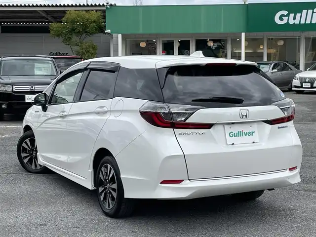 ホンダ シャトル ハイブリッド X ホンダセンシング 千葉県 2019(令1)年 6.8万km プラチナホワイトパール ホンダセンシング/・衝突軽減ブレーキ/・レーンキープアシスト/・標識認識機能/・オートマチックハイビーム/・アダプティブクルーズコントロール/純正8インチSDナビ【VXM-195VFEi】/・CD/DVD/Bluetooth/フルセグ/バックカメラ/ハーフレザーシート/前席シートヒーター/スマートキー/パドルシフト/純正LEDヘッドライト/LEDフォグランプ/ビルトインETC/社外ドライブレコーダー/純正15インチアルミホイール/本革巻きステアリング/ドアバイザー/サイド＆カーテンエアバッグ/新車時保証書＆取扱説明書