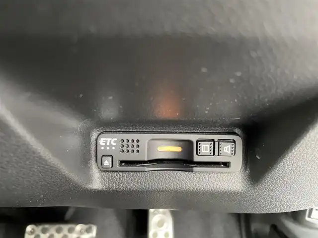 ホンダ シャトル ハイブリッド X ホンダセンシング 千葉県 2019(令1)年 6.8万km プラチナホワイトパール ホンダセンシング/・衝突軽減ブレーキ/・レーンキープアシスト/・標識認識機能/・オートマチックハイビーム/・アダプティブクルーズコントロール/純正8インチSDナビ【VXM-195VFEi】/・CD/DVD/Bluetooth/フルセグ/バックカメラ/ハーフレザーシート/前席シートヒーター/スマートキー/パドルシフト/純正LEDヘッドライト/LEDフォグランプ/ビルトインETC/社外ドライブレコーダー/純正15インチアルミホイール/本革巻きステアリング/ドアバイザー/サイド＆カーテンエアバッグ/新車時保証書＆取扱説明書