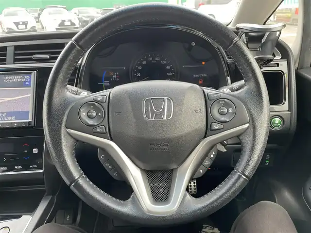 ホンダ シャトル ハイブリッド X ホンダセンシング 千葉県 2019(令1)年 6.8万km プラチナホワイトパール ホンダセンシング/・衝突軽減ブレーキ/・レーンキープアシスト/・標識認識機能/・オートマチックハイビーム/・アダプティブクルーズコントロール/純正8インチSDナビ【VXM-195VFEi】/・CD/DVD/Bluetooth/フルセグ/バックカメラ/ハーフレザーシート/前席シートヒーター/スマートキー/パドルシフト/純正LEDヘッドライト/LEDフォグランプ/ビルトインETC/社外ドライブレコーダー/純正15インチアルミホイール/本革巻きステアリング/ドアバイザー/サイド＆カーテンエアバッグ/新車時保証書＆取扱説明書