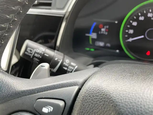 ホンダ シャトル ハイブリッド X ホンダセンシング 千葉県 2019(令1)年 6.8万km プラチナホワイトパール ホンダセンシング/・衝突軽減ブレーキ/・レーンキープアシスト/・標識認識機能/・オートマチックハイビーム/・アダプティブクルーズコントロール/純正8インチSDナビ【VXM-195VFEi】/・CD/DVD/Bluetooth/フルセグ/バックカメラ/ハーフレザーシート/前席シートヒーター/スマートキー/パドルシフト/純正LEDヘッドライト/LEDフォグランプ/ビルトインETC/社外ドライブレコーダー/純正15インチアルミホイール/本革巻きステアリング/ドアバイザー/サイド＆カーテンエアバッグ/新車時保証書＆取扱説明書