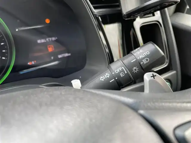 ホンダ シャトル ハイブリッド X ホンダセンシング 千葉県 2019(令1)年 6.8万km プラチナホワイトパール ホンダセンシング/・衝突軽減ブレーキ/・レーンキープアシスト/・標識認識機能/・オートマチックハイビーム/・アダプティブクルーズコントロール/純正8インチSDナビ【VXM-195VFEi】/・CD/DVD/Bluetooth/フルセグ/バックカメラ/ハーフレザーシート/前席シートヒーター/スマートキー/パドルシフト/純正LEDヘッドライト/LEDフォグランプ/ビルトインETC/社外ドライブレコーダー/純正15インチアルミホイール/本革巻きステアリング/ドアバイザー/サイド＆カーテンエアバッグ/新車時保証書＆取扱説明書