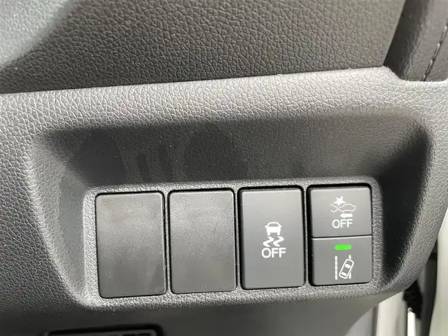 ホンダ シャトル ハイブリッド X ホンダセンシング 千葉県 2019(令1)年 6.8万km プラチナホワイトパール ホンダセンシング/・衝突軽減ブレーキ/・レーンキープアシスト/・標識認識機能/・オートマチックハイビーム/・アダプティブクルーズコントロール/純正8インチSDナビ【VXM-195VFEi】/・CD/DVD/Bluetooth/フルセグ/バックカメラ/ハーフレザーシート/前席シートヒーター/スマートキー/パドルシフト/純正LEDヘッドライト/LEDフォグランプ/ビルトインETC/社外ドライブレコーダー/純正15インチアルミホイール/本革巻きステアリング/ドアバイザー/サイド＆カーテンエアバッグ/新車時保証書＆取扱説明書