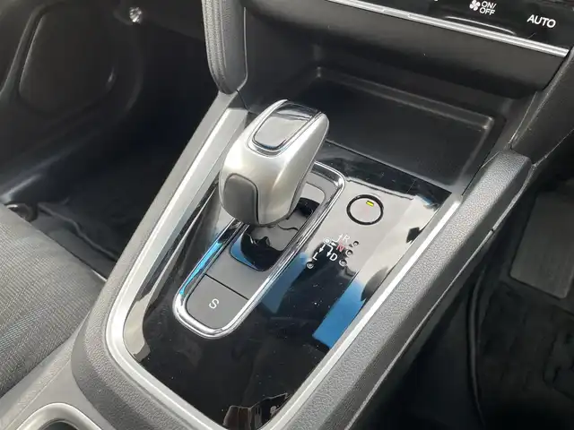 ホンダ シャトル ハイブリッド X ホンダセンシング 千葉県 2019(令1)年 6.8万km プラチナホワイトパール ホンダセンシング/・衝突軽減ブレーキ/・レーンキープアシスト/・標識認識機能/・オートマチックハイビーム/・アダプティブクルーズコントロール/純正8インチSDナビ【VXM-195VFEi】/・CD/DVD/Bluetooth/フルセグ/バックカメラ/ハーフレザーシート/前席シートヒーター/スマートキー/パドルシフト/純正LEDヘッドライト/LEDフォグランプ/ビルトインETC/社外ドライブレコーダー/純正15インチアルミホイール/本革巻きステアリング/ドアバイザー/サイド＆カーテンエアバッグ/新車時保証書＆取扱説明書