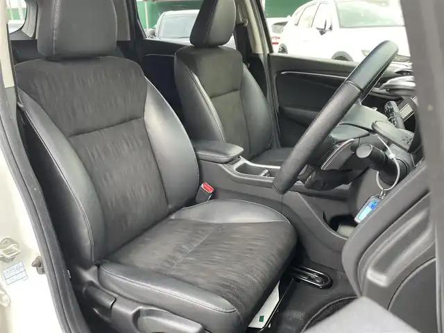 ホンダ シャトル ハイブリッド X ホンダセンシング 千葉県 2019(令1)年 6.8万km プラチナホワイトパール ホンダセンシング/・衝突軽減ブレーキ/・レーンキープアシスト/・標識認識機能/・オートマチックハイビーム/・アダプティブクルーズコントロール/純正8インチSDナビ【VXM-195VFEi】/・CD/DVD/Bluetooth/フルセグ/バックカメラ/ハーフレザーシート/前席シートヒーター/スマートキー/パドルシフト/純正LEDヘッドライト/LEDフォグランプ/ビルトインETC/社外ドライブレコーダー/純正15インチアルミホイール/本革巻きステアリング/ドアバイザー/サイド＆カーテンエアバッグ/新車時保証書＆取扱説明書