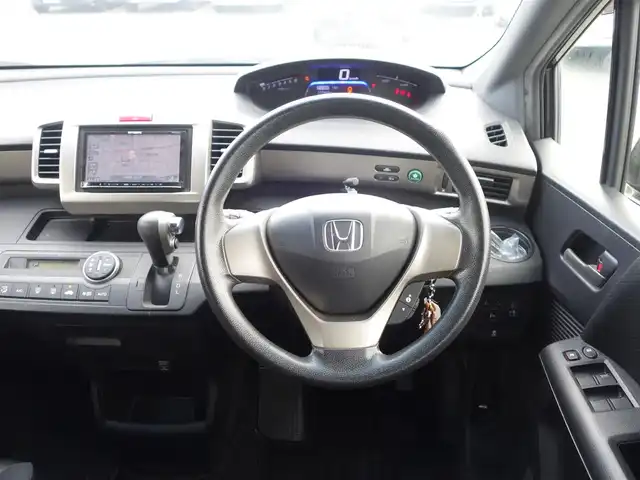 ホンダ フリード スパイク ハイブリット 静岡県 2013(平25)年 12.8万km プレミアムブラキッシュパール ワンオーナー/禁煙車/社外carrozzeriaナビ（AVIC-MRZ07)/　CD/DVD/BT/ワンセグTV/SD/社外ETC/純正フロアマット/純正ドアバイザー/リモコンキー/スペアキー1個/取扱説明書/保証書