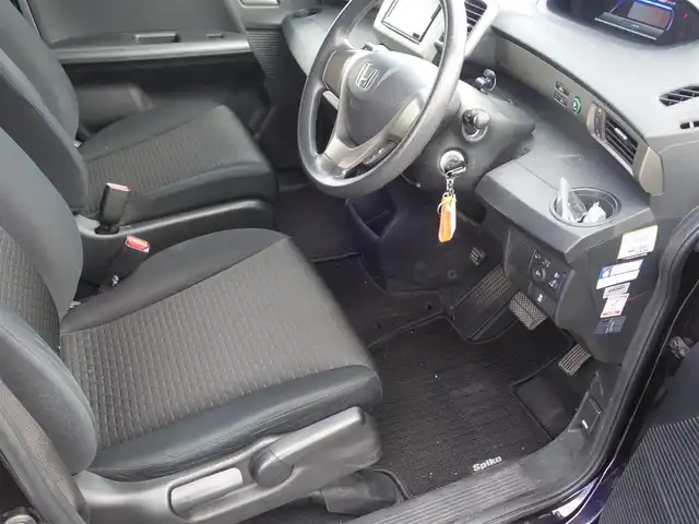 ホンダ フリード スパイク ハイブリット 静岡県 2013(平25)年 12.8万km プレミアムブラキッシュパール ワンオーナー/禁煙車/社外carrozzeriaナビ（AVIC-MRZ07)/　CD/DVD/BT/ワンセグTV/SD/社外ETC/純正フロアマット/純正ドアバイザー/リモコンキー/スペアキー1個/取扱説明書/保証書