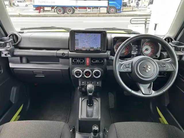 スズキ ジムニー XC 埼玉県 2020(令2)年 2万km キネティックイエロー ・ディーラー点検記録簿R2~R6/・ワンオーナー/・社外ナビ（DISC/SD/TV/BT/USB）/・ステアリングスイッチ/・革巻きステアリング/・クルーズコントロール/・横滑り防止装置/・ヒルディセントコントロール/・衝突被害軽減システム/・レーンアシスト/・ヘッドライトウォッシャー/・オートライト/・LEDヘッドライト/・フォグライト/・純正フロアマット/・純正16インチアルミホイール/・ドアバイザー/・純正マッドフラップ/・電動格納ミラー/・ウィンカーミラー/・プッシュスタート/・スマートキー/・スペアキー×１