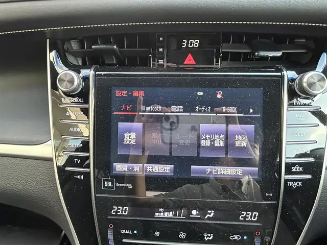 トヨタ ハリアー プレミアム アドバンスドP 宮城県 2014(平26)年 12.1万km ホワイトパールクリスタルシャイン ・ワンオーナー/・純正ナビ/（フルセグTV/CD/DVD/ブルーレイ/Bluetooth/AUX/USB）/・ドライブレコーダー/（CS-91FH)/・木目調パネル/・アイドリングストップ/・レーダークルーズコントロール/・前後コーナーセンサー/・ICS/・トラクションコントロール/・革ステアリング/・ステアリングスイッチ/・MTモード/・革シート/・前席シートヒーター/・D席メモリーシート/・電動リアゲート/・電動格納ミラー/・LEDライト/・フロントフォグランプ/・ISOFIX/・ETC/・バイザー/・リアプライバシーガラス/・フロアマット/・純正18インチアルミホイール/・フロアマット/・横滑り防止装置/・Wエアバッグ/ABS/・カーテンエアバッグ/・スマートキー/・プッシュスタート/・取扱説明書