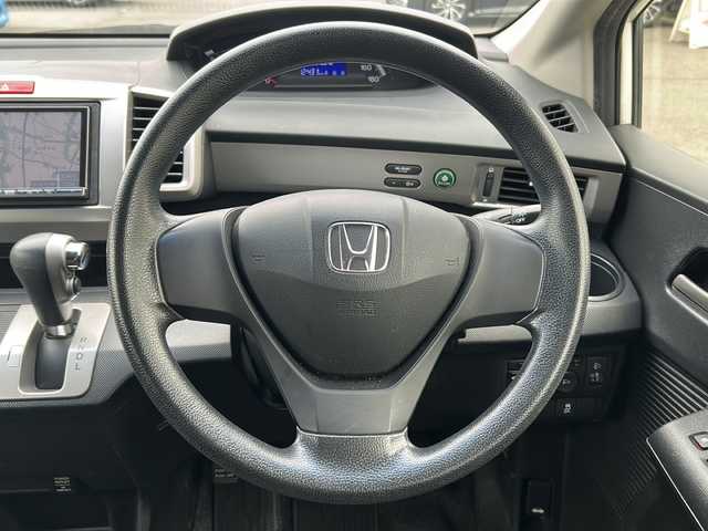 ホンダ フリード G ジャストセレクション 群馬県 2012(平24)年 7.1万km プレミアムホワイトパール ワンオーナー/ヘッドライトレベライザー/純正フロアマット/ウィンカーミラー/バイザー/ETC/純正SDナビ（TV.CD.DVD.Bluetooth）/アイドリングストップ/片側パワースライドドア/電動格納ミラー/スペアキー/パワーウィンドウ/パワーステアリング/盗難装置