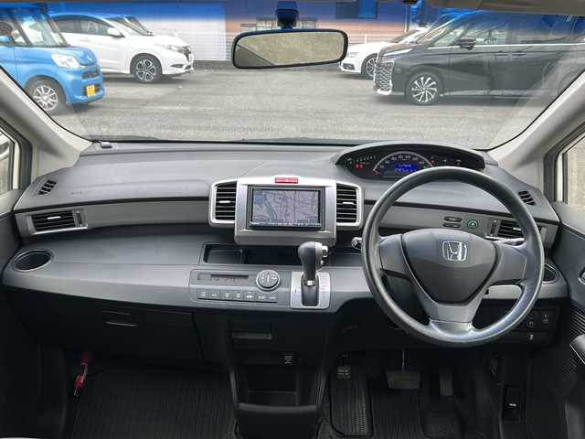 ホンダ フリード G ジャストセレクション 群馬県 2012(平24)年 7.1万km プレミアムホワイトパール ワンオーナー/ヘッドライトレベライザー/純正フロアマット/ウィンカーミラー/バイザー/ETC/純正SDナビ（TV.CD.DVD.Bluetooth）/アイドリングストップ/片側パワースライドドア/電動格納ミラー/スペアキー/パワーウィンドウ/パワーステアリング/盗難装置