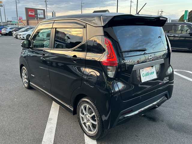 日産 デイズ ハイウェイスターX 岐阜県 2021(令3)年 2.8万km ブラック 登録時走行距離27974km/純正9インチナビ（MM320D-L）/Bluetooth、ipod、USB、AUX、CD、DVD/バックモニター/フルセグテレビ/衝突被害軽減システム/純正アルミホイール有/純正フロアマット/ドライブレコーダー/LEDヘッドライト/フォグランプ/オートライト/スタッドレスタイヤ/ドアバイザー/横滑り防止装置/禁煙車/盗難防止装置/ベンチシート/スペアキー/スマートキー/プッシュスタート/アイドリングストップ/オートエアコン/取扱説明書/保証書/記録簿
