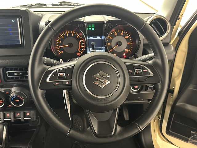 スズキ ジムニー XC 熊本県 2021(令3)年 1.6万km シフォンアイボリーメタリックブラック2トーンルーフ ・ワンオーナー/・４WD/・Pioneerディスプレイオーディオ【PVN-93000YSZS】/-BT/CD/DVD/USB/AM/FM/・バックカメラ/・クルーズコントロール/・ダウンヒルアシスト/・ドライブレコーダー/・前席シートヒーター/・ヒーテッドドアミラー/・横滑り防止装置/・衝突軽減ブレーキ/・LEDヘッドライト/・フォグランプ/・ステアリングリモコン/・オートライト/・純正アルミ16インチ/・純正フロアマット/・プッシュスタート/・スマートキー×２/・保証書/・取扱説明書