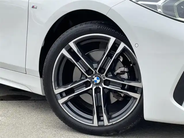 ＢＭＷ １１８ｉ Mスポーツ 東京都 2022(令4)年 2.1万km 白 インテリジェントセーフティ/アダプティブクルーズコントロール/ブラインドスポットモニター/レーンキープアシスト/純正ナビ/Bluetooths接続/ワイヤレス充電/ETC2.0/純正LEDヘッドライト/パワーバックドア/コンフォートアクセス