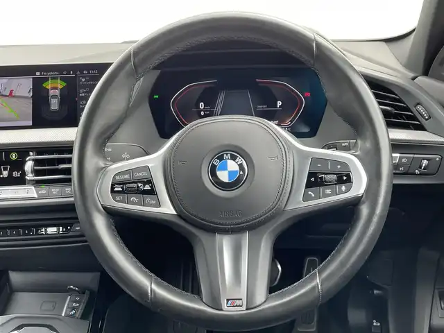 ＢＭＷ １１８ｉ Mスポーツ 東京都 2022(令4)年 2.1万km 白 インテリジェントセーフティ/アダプティブクルーズコントロール/ブラインドスポットモニター/レーンキープアシスト/純正ナビ/Bluetooths接続/ワイヤレス充電/ETC2.0/純正LEDヘッドライト/パワーバックドア/コンフォートアクセス