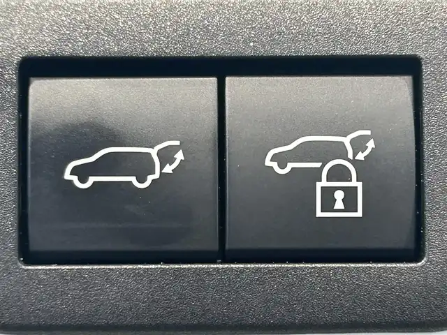 トヨタ カローラ クロス ハイブリッド Z 愛知県 2024(令6)年 0.6万km プラチナホワイトパールマイカ 純正９インチナビ　/(FM/AM/Bluetooth/フルセグTV/AppleCarPlay/AndoroidAuto)/パノラマルーフ　/ブラインドスポットモニター　/トヨタセーフティセンス　/　　-プリクラッシュセーフティ/　　-レーントレーニングアシスト＋レーンディパーチャーアラート/　　-レーダークルーズコントロール/　　-オートマチックハイビーム/　　-ロードサインアシスト/　　-発進遅れ告知機能/ビルトインＥＴＣ２．０　/シートヒーター　/ＬＥＤヘッドライト　/バックカメラ　/電動リアゲード/D席パワーシート　/純正フロアマット　/半革シート　/フォグランプ/プッシュスタート/　　-スマートキー