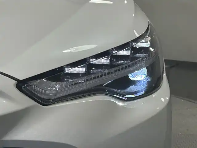 トヨタ カローラ クロス ハイブリッド Z 愛知県 2024(令6)年 0.6万km プラチナホワイトパールマイカ 純正９インチナビ　/(FM/AM/Bluetooth/フルセグTV/AppleCarPlay/AndoroidAuto)/パノラマルーフ　/ブラインドスポットモニター　/トヨタセーフティセンス　/　　-プリクラッシュセーフティ/　　-レーントレーニングアシスト＋レーンディパーチャーアラート/　　-レーダークルーズコントロール/　　-オートマチックハイビーム/　　-ロードサインアシスト/　　-発進遅れ告知機能/ビルトインＥＴＣ２．０　/シートヒーター　/ＬＥＤヘッドライト　/バックカメラ　/電動リアゲード/D席パワーシート　/純正フロアマット　/半革シート　/フォグランプ/プッシュスタート/　　-スマートキー