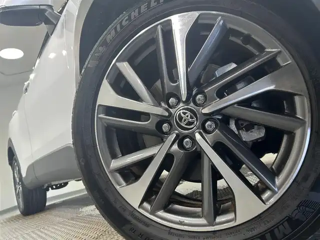 トヨタ カローラ クロス ハイブリッド Z 愛知県 2024(令6)年 0.6万km プラチナホワイトパールマイカ 純正９インチナビ　/(FM/AM/Bluetooth/フルセグTV/AppleCarPlay/AndoroidAuto)/パノラマルーフ　/ブラインドスポットモニター　/トヨタセーフティセンス　/　　-プリクラッシュセーフティ/　　-レーントレーニングアシスト＋レーンディパーチャーアラート/　　-レーダークルーズコントロール/　　-オートマチックハイビーム/　　-ロードサインアシスト/　　-発進遅れ告知機能/ビルトインＥＴＣ２．０　/シートヒーター　/ＬＥＤヘッドライト　/バックカメラ　/電動リアゲード/D席パワーシート　/純正フロアマット　/半革シート　/フォグランプ/プッシュスタート/　　-スマートキー