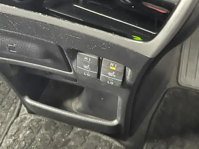 トヨタ エスクァイア ハイブリッド Gi 福井県 2015(平27)年 13.2万km スパークリングブラックパールクリスタルシャイン アルパイン製ＢＩＧＸナビ　/アルパイン製フリップダウンモニター　/バックカメラ　/シートヒーター　/レザーシート　/両側パワースライドドア　/置くだけ充電　/クルーズコントロール　/純正ビルトインＥＴＣ　/衝突被害軽減ブレーキ