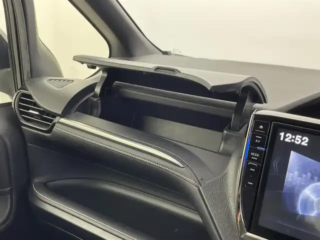 トヨタ エスクァイア ハイブリッド Gi 福井県 2015(平27)年 13.2万km スパークリングブラックパールクリスタルシャイン アルパイン製ＢＩＧＸナビ　/アルパイン製フリップダウンモニター　/バックカメラ　/シートヒーター　/レザーシート　/両側パワースライドドア　/置くだけ充電　/クルーズコントロール　/純正ビルトインＥＴＣ　/衝突被害軽減ブレーキ