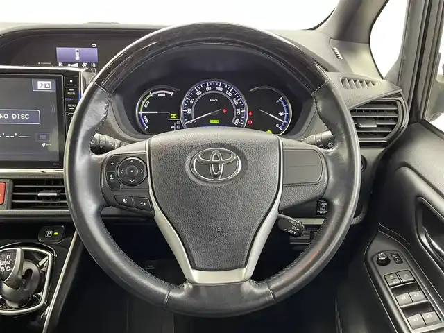 トヨタ エスクァイア ハイブリッド Gi 福井県 2015(平27)年 13.2万km スパークリングブラックパールクリスタルシャイン アルパイン製ＢＩＧＸナビ　/アルパイン製フリップダウンモニター　/バックカメラ　/シートヒーター　/レザーシート　/両側パワースライドドア　/置くだけ充電　/クルーズコントロール　/純正ビルトインＥＴＣ　/衝突被害軽減ブレーキ