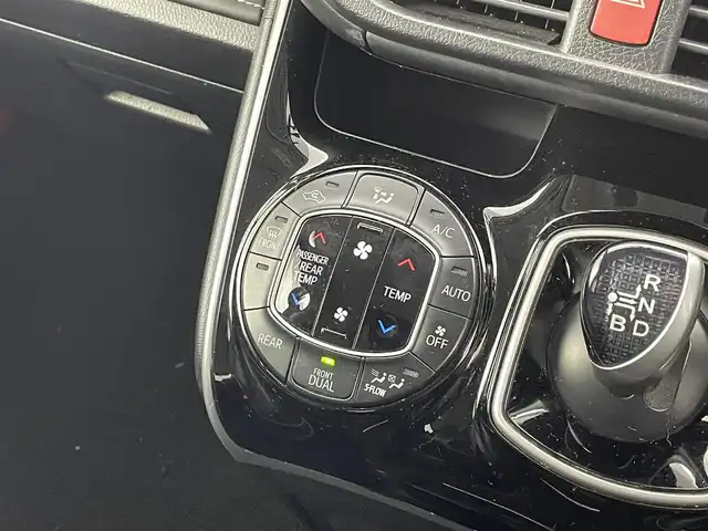 トヨタ エスクァイア ハイブリッド Gi 福井県 2015(平27)年 13.2万km スパークリングブラックパールクリスタルシャイン アルパイン製ＢＩＧＸナビ　/アルパイン製フリップダウンモニター　/バックカメラ　/シートヒーター　/レザーシート　/両側パワースライドドア　/置くだけ充電　/クルーズコントロール　/純正ビルトインＥＴＣ　/衝突被害軽減ブレーキ