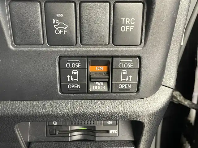 トヨタ エスクァイア ハイブリッド Gi 福井県 2015(平27)年 13.2万km スパークリングブラックパールクリスタルシャイン アルパイン製ＢＩＧＸナビ　/アルパイン製フリップダウンモニター　/バックカメラ　/シートヒーター　/レザーシート　/両側パワースライドドア　/置くだけ充電　/クルーズコントロール　/純正ビルトインＥＴＣ　/衝突被害軽減ブレーキ