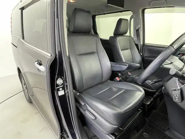 トヨタ エスクァイア ハイブリッド Gi 福井県 2015(平27)年 13.2万km スパークリングブラックパールクリスタルシャイン アルパイン製ＢＩＧＸナビ　/アルパイン製フリップダウンモニター　/バックカメラ　/シートヒーター　/レザーシート　/両側パワースライドドア　/置くだけ充電　/クルーズコントロール　/純正ビルトインＥＴＣ　/衝突被害軽減ブレーキ