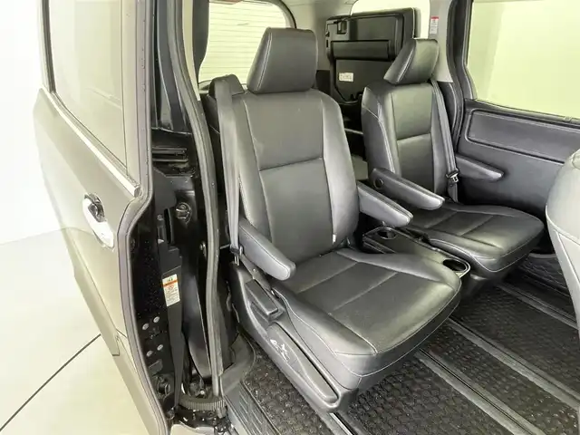 トヨタ エスクァイア ハイブリッド Gi 福井県 2015(平27)年 13.2万km スパークリングブラックパールクリスタルシャイン アルパイン製ＢＩＧＸナビ　/アルパイン製フリップダウンモニター　/バックカメラ　/シートヒーター　/レザーシート　/両側パワースライドドア　/置くだけ充電　/クルーズコントロール　/純正ビルトインＥＴＣ　/衝突被害軽減ブレーキ