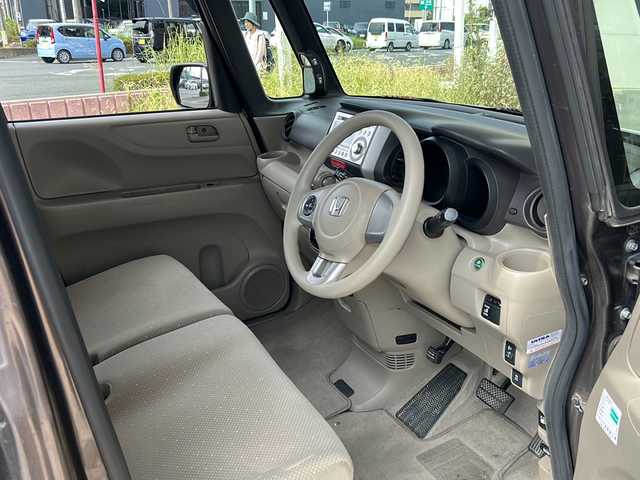 ホンダ Ｎ ＢＯＸ G Lパッケージ 静岡県 2012(平24)年 8.1万km プレミアムブロンズパール 主要装備/・ホンダ純正オーディオ/・CD/MD/AUX/・オートエアコン/・プッシュスタート/・助手席側パワースライドドア/・ＥＴＣ/・ステアリングリモコン/・アイドリングストップ/・横滑り防止装置/・純正フロアマット/・純正ホイールキャップ/・ハロゲンヘッドライト