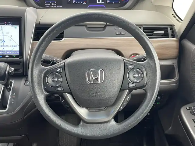 ホンダ フリード G ホンダセンシング 大分県 2019(令1)年 5.2万km プラチナホワイトパール ホンダセンシング/・衝突軽減ブレーキ（CMBS）/・先行車発進お知らせ機能/・歩行者事故低減ステアリング/・路外逸脱抑制機能/・標識認識機能/・渋滞追従機能付アダプティブクルーズコントロール（ACC）/・車線維持支援システム（LKAS）/・誤発進抑制機能/・オートハイビーム/純正ナビゲーション/【CD/DVD/SD/USB/BT/TV】/バックカメラ/ビルトインETC/両側電動スライドドア/LEDオートライト/前後ドライブレコーダー/ステアリングスイッチ/TVキャンセラー/保証書・取扱説明書/スペアキー/純正フロアマット