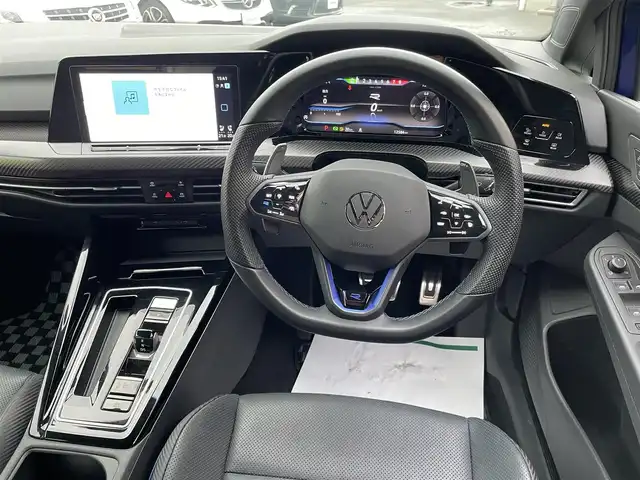 フォルクスワーゲン ＶＷ ゴルフ Ｒ 20イヤーズ 和歌山県 2023(令5)年 1.3万km 青 ワンオーナー/登録時１２５６１キロ/純正DiscoverProナビゲーション/・SSDナビ/・１０インチタッチスクリーン/・地デジTV/・ジェスチャーコントロール/・App-Connect/・We Connect Plus/・MEDIA-IN/・７スピーカー/オールインセーフティ【予防安全装備】/・同一車線内全車速運転支援システム/・レーンキープアシストシステム/・アダプティブクルーズコントロール/・レーンチェンジアシストシステム/・プリクラッシュブレーキシステム/・ダイナミックコーナリングライト/・ダイナミックライトアシスト/・スタディックコーナリングライト/・駐車支援システム/・パークディスタンスコントロール【フロント・リア】/・リアトラフィックアラート/・リアビューカメラ/・緊急時停車支援システム/LEDマトリクスヘッドランプ/純正１９インチアルミホイール/AKRAPOVICツインマフラー/ステアリングヒーター/SRSエアバック【運転席/助手席/サイド/カーテン/前席センター】/ナッパ革シート/メモリー付きパワーシート【運転席】/シートヒーター【運転席/助手席】/ETC/保証書/取扱説明書/スペアキー１本