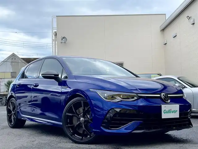 フォルクスワーゲン ＶＷ ゴルフ Ｒ 20イヤーズ 和歌山県 2023(令5)年 1.3万km 青 ワンオーナー/登録時１２５６１キロ/純正DiscoverProナビゲーション/・SSDナビ/・１０インチタッチスクリーン/・地デジTV/・ジェスチャーコントロール/・App-Connect/・We Connect Plus/・MEDIA-IN/・７スピーカー/オールインセーフティ【予防安全装備】/・同一車線内全車速運転支援システム/・レーンキープアシストシステム/・アダプティブクルーズコントロール/・レーンチェンジアシストシステム/・プリクラッシュブレーキシステム/・ダイナミックコーナリングライト/・ダイナミックライトアシスト/・スタディックコーナリングライト/・駐車支援システム/・パークディスタンスコントロール【フロント・リア】/・リアトラフィックアラート/・リアビューカメラ/・緊急時停車支援システム/LEDマトリクスヘッドランプ/純正１９インチアルミホイール/AKRAPOVICツインマフラー/ステアリングヒーター/SRSエアバック【運転席/助手席/サイド/カーテン/前席センター】/ナッパ革シート/メモリー付きパワーシート【運転席】/シートヒーター【運転席/助手席】/ETC/保証書/取扱説明書/スペアキー１本