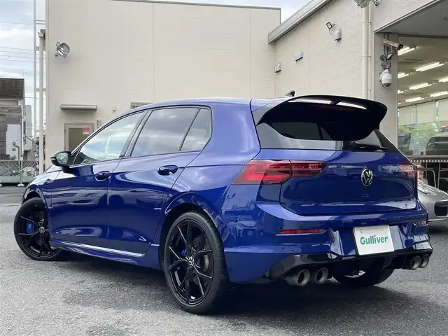 フォルクスワーゲン ＶＷ ゴルフ Ｒ 20イヤーズ 和歌山県 2023(令5)年 1.3万km 青 ワンオーナー/登録時１２５６１キロ/純正DiscoverProナビゲーション/・SSDナビ/・１０インチタッチスクリーン/・地デジTV/・ジェスチャーコントロール/・App-Connect/・We Connect Plus/・MEDIA-IN/・７スピーカー/オールインセーフティ【予防安全装備】/・同一車線内全車速運転支援システム/・レーンキープアシストシステム/・アダプティブクルーズコントロール/・レーンチェンジアシストシステム/・プリクラッシュブレーキシステム/・ダイナミックコーナリングライト/・ダイナミックライトアシスト/・スタディックコーナリングライト/・駐車支援システム/・パークディスタンスコントロール【フロント・リア】/・リアトラフィックアラート/・リアビューカメラ/・緊急時停車支援システム/LEDマトリクスヘッドランプ/純正１９インチアルミホイール/AKRAPOVICツインマフラー/ステアリングヒーター/SRSエアバック【運転席/助手席/サイド/カーテン/前席センター】/ナッパ革シート/メモリー付きパワーシート【運転席】/シートヒーター【運転席/助手席】/ETC/保証書/取扱説明書/スペアキー１本