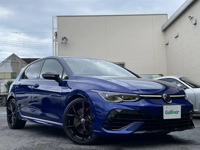 フォルクスワーゲン ＶＷ ゴルフ Ｒ 20イヤーズ 和歌山県 2023(令5)年 1.3万km 青 ワンオーナー/登録時１２５６１キロ/純正DiscoverProナビゲーション/・SSDナビ/・１０インチタッチスクリーン/・地デジTV/・ジェスチャーコントロール/・App-Connect/・We Connect Plus/・MEDIA-IN/・７スピーカー/オールインセーフティ【予防安全装備】/・同一車線内全車速運転支援システム/・レーンキープアシストシステム/・アダプティブクルーズコントロール/・レーンチェンジアシストシステム/・プリクラッシュブレーキシステム/・ダイナミックコーナリングライト/・ダイナミックライトアシスト/・スタディックコーナリングライト/・駐車支援システム/・パークディスタンスコントロール【フロント・リア】/・リアトラフィックアラート/・リアビューカメラ/・緊急時停車支援システム/LEDマトリクスヘッドランプ/純正１９インチアルミホイール/AKRAPOVICツインマフラー/ステアリングヒーター/SRSエアバック【運転席/助手席/サイド/カーテン/前席センター】/ナッパ革シート/メモリー付きパワーシート【運転席】/シートヒーター【運転席/助手席】/ETC/保証書/取扱説明書/スペアキー１本