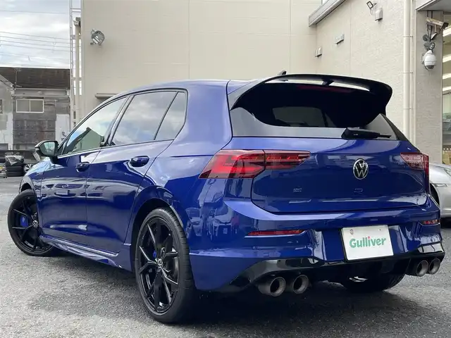 フォルクスワーゲン ＶＷ ゴルフ Ｒ 20イヤーズ 和歌山県 2023(令5)年 1.3万km 青 ワンオーナー/登録時１２５６１キロ/純正DiscoverProナビゲーション/・SSDナビ/・１０インチタッチスクリーン/・地デジTV/・ジェスチャーコントロール/・App-Connect/・We Connect Plus/・MEDIA-IN/・７スピーカー/オールインセーフティ【予防安全装備】/・同一車線内全車速運転支援システム/・レーンキープアシストシステム/・アダプティブクルーズコントロール/・レーンチェンジアシストシステム/・プリクラッシュブレーキシステム/・ダイナミックコーナリングライト/・ダイナミックライトアシスト/・スタディックコーナリングライト/・駐車支援システム/・パークディスタンスコントロール【フロント・リア】/・リアトラフィックアラート/・リアビューカメラ/・緊急時停車支援システム/LEDマトリクスヘッドランプ/純正１９インチアルミホイール/AKRAPOVICツインマフラー/ステアリングヒーター/SRSエアバック【運転席/助手席/サイド/カーテン/前席センター】/ナッパ革シート/メモリー付きパワーシート【運転席】/シートヒーター【運転席/助手席】/ETC/保証書/取扱説明書/スペアキー１本