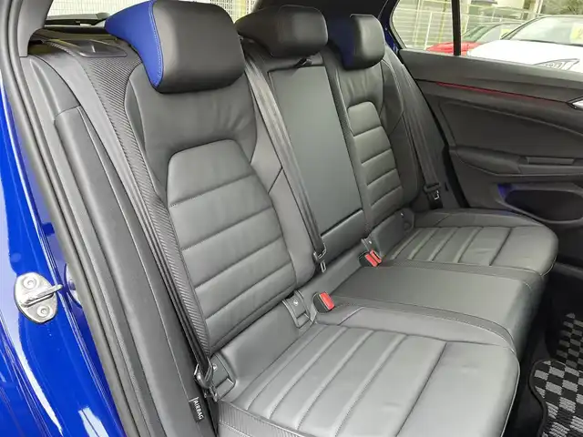 フォルクスワーゲン ＶＷ ゴルフ Ｒ 20イヤーズ 和歌山県 2023(令5)年 1.3万km 青 ワンオーナー/登録時１２５６１キロ/純正DiscoverProナビゲーション/・SSDナビ/・１０インチタッチスクリーン/・地デジTV/・ジェスチャーコントロール/・App-Connect/・We Connect Plus/・MEDIA-IN/・７スピーカー/オールインセーフティ【予防安全装備】/・同一車線内全車速運転支援システム/・レーンキープアシストシステム/・アダプティブクルーズコントロール/・レーンチェンジアシストシステム/・プリクラッシュブレーキシステム/・ダイナミックコーナリングライト/・ダイナミックライトアシスト/・スタディックコーナリングライト/・駐車支援システム/・パークディスタンスコントロール【フロント・リア】/・リアトラフィックアラート/・リアビューカメラ/・緊急時停車支援システム/LEDマトリクスヘッドランプ/純正１９インチアルミホイール/AKRAPOVICツインマフラー/ステアリングヒーター/SRSエアバック【運転席/助手席/サイド/カーテン/前席センター】/ナッパ革シート/メモリー付きパワーシート【運転席】/シートヒーター【運転席/助手席】/ETC/保証書/取扱説明書/スペアキー１本