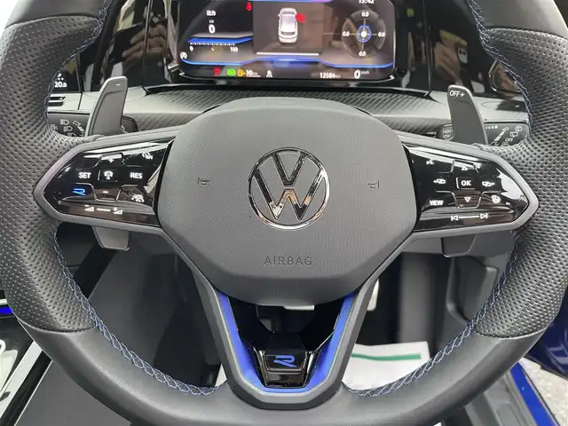 フォルクスワーゲン ＶＷ ゴルフ Ｒ 20イヤーズ 和歌山県 2023(令5)年 1.3万km 青 ワンオーナー/登録時１２５６１キロ/純正DiscoverProナビゲーション/・SSDナビ/・１０インチタッチスクリーン/・地デジTV/・ジェスチャーコントロール/・App-Connect/・We Connect Plus/・MEDIA-IN/・７スピーカー/オールインセーフティ【予防安全装備】/・同一車線内全車速運転支援システム/・レーンキープアシストシステム/・アダプティブクルーズコントロール/・レーンチェンジアシストシステム/・プリクラッシュブレーキシステム/・ダイナミックコーナリングライト/・ダイナミックライトアシスト/・スタディックコーナリングライト/・駐車支援システム/・パークディスタンスコントロール【フロント・リア】/・リアトラフィックアラート/・リアビューカメラ/・緊急時停車支援システム/LEDマトリクスヘッドランプ/純正１９インチアルミホイール/AKRAPOVICツインマフラー/ステアリングヒーター/SRSエアバック【運転席/助手席/サイド/カーテン/前席センター】/ナッパ革シート/メモリー付きパワーシート【運転席】/シートヒーター【運転席/助手席】/ETC/保証書/取扱説明書/スペアキー１本