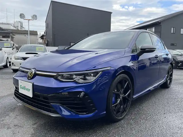 フォルクスワーゲン ＶＷ ゴルフ Ｒ 20イヤーズ 和歌山県 2023(令5)年 1.3万km 青 ワンオーナー/登録時１２５６１キロ/純正DiscoverProナビゲーション/・SSDナビ/・１０インチタッチスクリーン/・地デジTV/・ジェスチャーコントロール/・App-Connect/・We Connect Plus/・MEDIA-IN/・７スピーカー/オールインセーフティ【予防安全装備】/・同一車線内全車速運転支援システム/・レーンキープアシストシステム/・アダプティブクルーズコントロール/・レーンチェンジアシストシステム/・プリクラッシュブレーキシステム/・ダイナミックコーナリングライト/・ダイナミックライトアシスト/・スタディックコーナリングライト/・駐車支援システム/・パークディスタンスコントロール【フロント・リア】/・リアトラフィックアラート/・リアビューカメラ/・緊急時停車支援システム/LEDマトリクスヘッドランプ/純正１９インチアルミホイール/AKRAPOVICツインマフラー/ステアリングヒーター/SRSエアバック【運転席/助手席/サイド/カーテン/前席センター】/ナッパ革シート/メモリー付きパワーシート【運転席】/シートヒーター【運転席/助手席】/ETC/保証書/取扱説明書/スペアキー１本