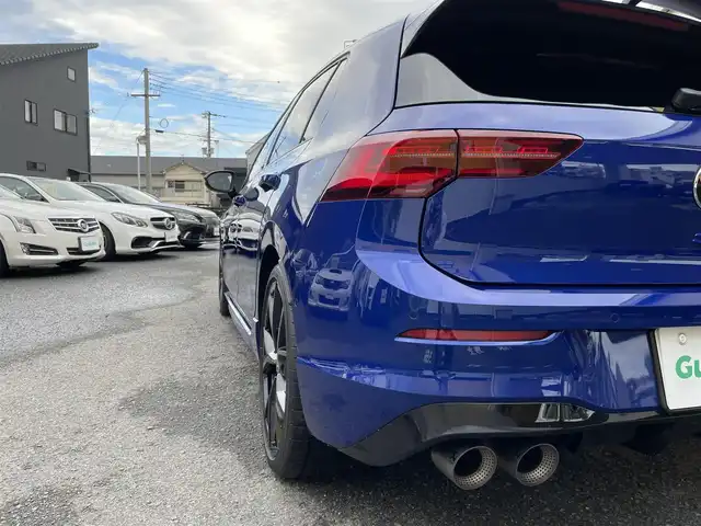 フォルクスワーゲン ＶＷ ゴルフ Ｒ 20イヤーズ 和歌山県 2023(令5)年 1.3万km 青 ワンオーナー/登録時１２５６１キロ/純正DiscoverProナビゲーション/・SSDナビ/・１０インチタッチスクリーン/・地デジTV/・ジェスチャーコントロール/・App-Connect/・We Connect Plus/・MEDIA-IN/・７スピーカー/オールインセーフティ【予防安全装備】/・同一車線内全車速運転支援システム/・レーンキープアシストシステム/・アダプティブクルーズコントロール/・レーンチェンジアシストシステム/・プリクラッシュブレーキシステム/・ダイナミックコーナリングライト/・ダイナミックライトアシスト/・スタディックコーナリングライト/・駐車支援システム/・パークディスタンスコントロール【フロント・リア】/・リアトラフィックアラート/・リアビューカメラ/・緊急時停車支援システム/LEDマトリクスヘッドランプ/純正１９インチアルミホイール/AKRAPOVICツインマフラー/ステアリングヒーター/SRSエアバック【運転席/助手席/サイド/カーテン/前席センター】/ナッパ革シート/メモリー付きパワーシート【運転席】/シートヒーター【運転席/助手席】/ETC/保証書/取扱説明書/スペアキー１本
