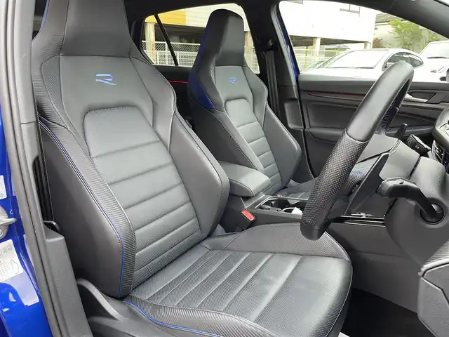 フォルクスワーゲン ＶＷ ゴルフ Ｒ 20イヤーズ 和歌山県 2023(令5)年 1.3万km 青 ワンオーナー/登録時１２５６１キロ/純正DiscoverProナビゲーション/・SSDナビ/・１０インチタッチスクリーン/・地デジTV/・ジェスチャーコントロール/・App-Connect/・We Connect Plus/・MEDIA-IN/・７スピーカー/オールインセーフティ【予防安全装備】/・同一車線内全車速運転支援システム/・レーンキープアシストシステム/・アダプティブクルーズコントロール/・レーンチェンジアシストシステム/・プリクラッシュブレーキシステム/・ダイナミックコーナリングライト/・ダイナミックライトアシスト/・スタディックコーナリングライト/・駐車支援システム/・パークディスタンスコントロール【フロント・リア】/・リアトラフィックアラート/・リアビューカメラ/・緊急時停車支援システム/LEDマトリクスヘッドランプ/純正１９インチアルミホイール/AKRAPOVICツインマフラー/ステアリングヒーター/SRSエアバック【運転席/助手席/サイド/カーテン/前席センター】/ナッパ革シート/メモリー付きパワーシート【運転席】/シートヒーター【運転席/助手席】/ETC/保証書/取扱説明書/スペアキー１本
